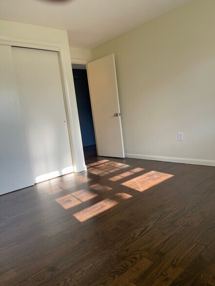 Building Photo - 121 Shadow Ln