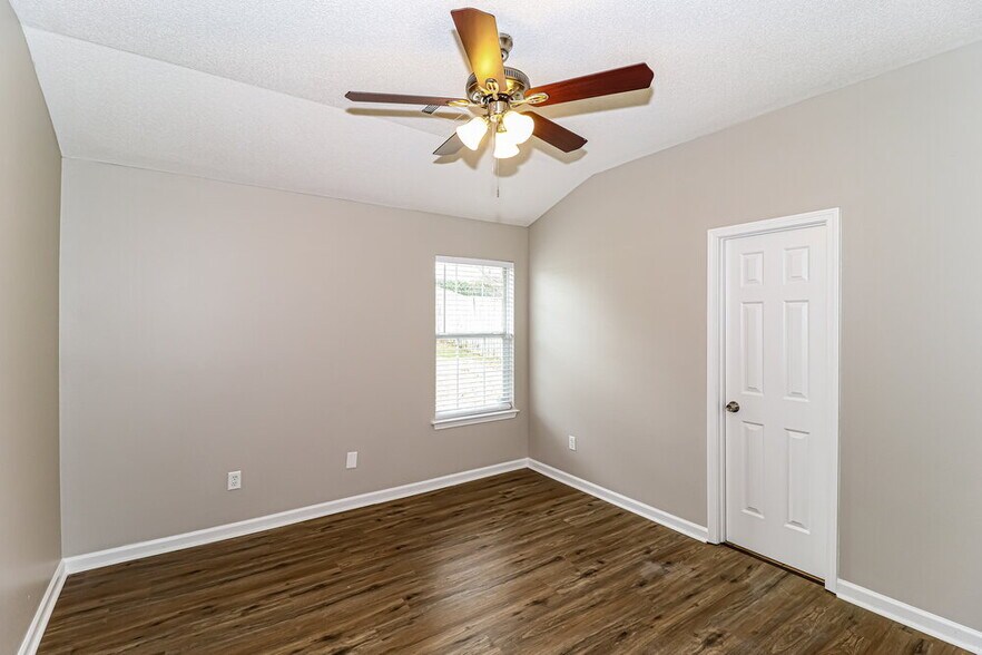 Building Photo - 120 Pinewood Dr