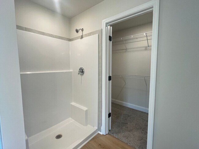 Building Photo - Beautifully Done & Brand New 4BD/2.5 Home in Jones Co.
