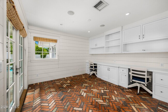 Building Photo - 6231 E Calle Camelia