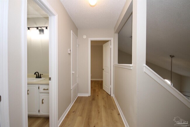Building Photo - 2028 Cambridge Cir