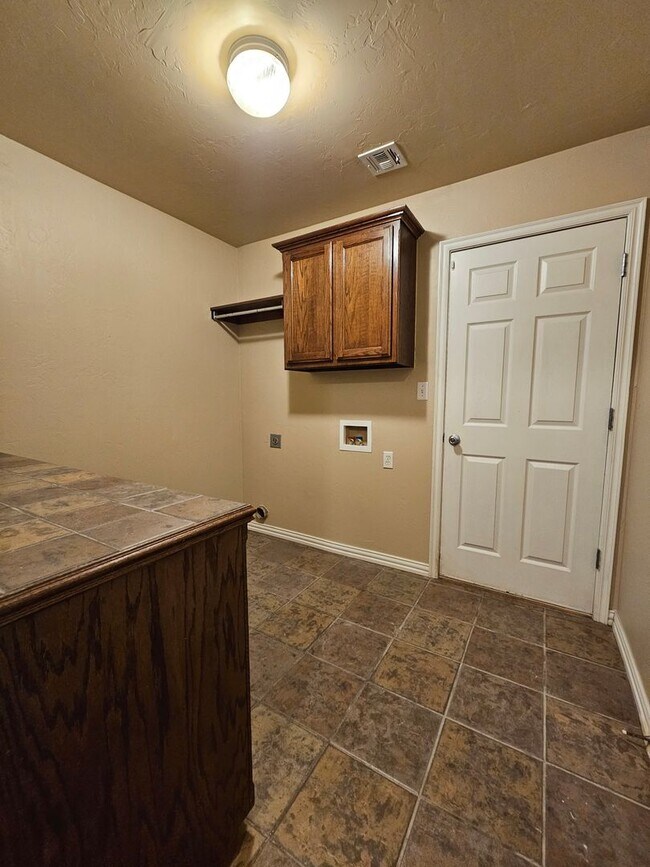 Building Photo - (3) Bed/(2) Bath in Tecumseh Ridge Avail Now!