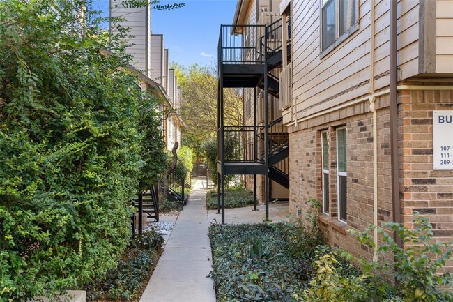 Building Photo - 5608 Cougar Dr
