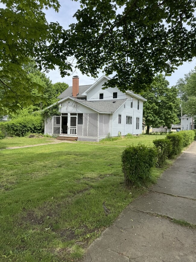 Building Photo - 157 Grand St