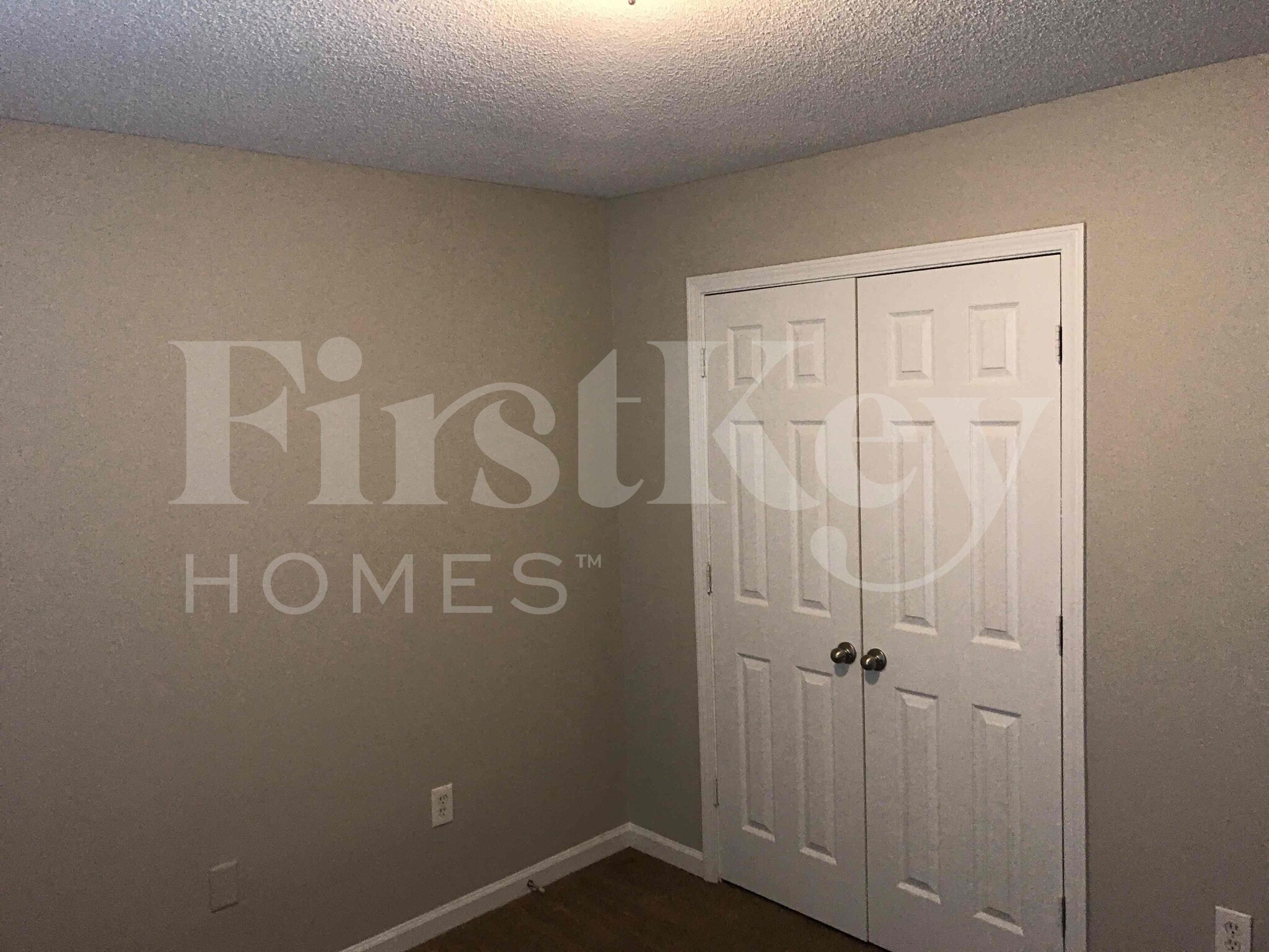 Building Photo - 7800 Parkview Cir E