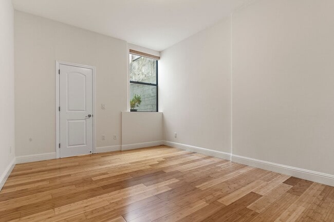 Building Photo - 2 Bed, 2 Bath, 2 Car Parking - Stunning Co...