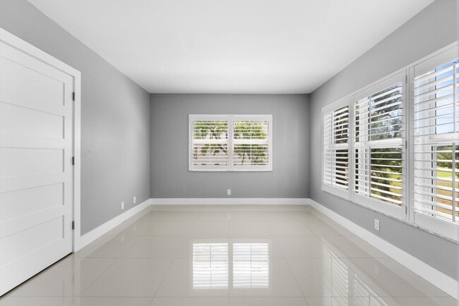 Building Photo - 3200 N Palm Aire Dr