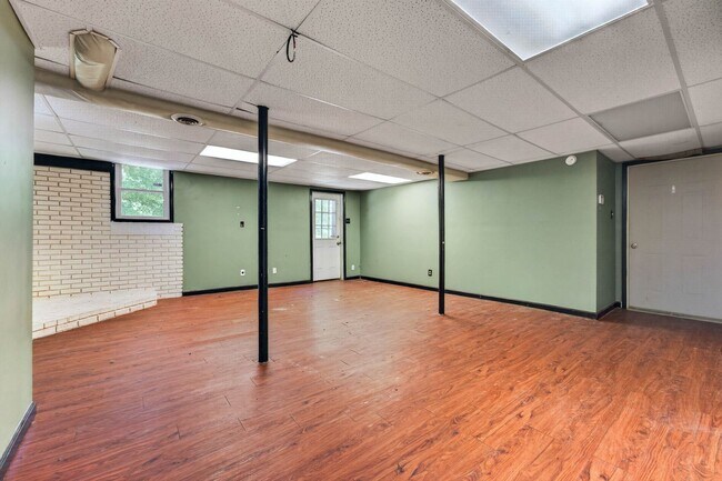 Building Photo - 3 Bedroom Pet Friendly Home For Rent Near Heritage Park!