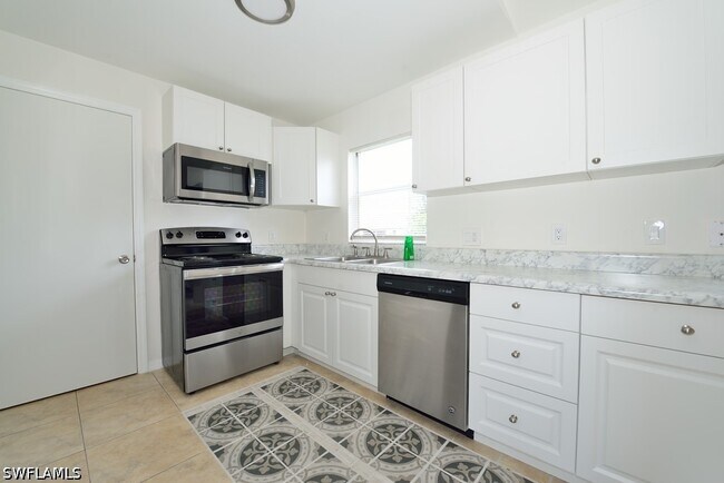 Building Photo - 907 NE 10th Terrace