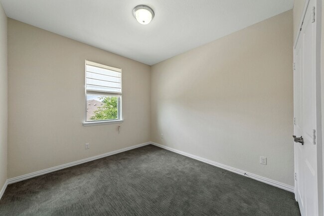 Building Photo - Luxury Townhouse