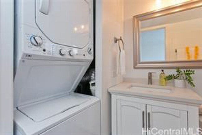 Building Photo - 37th Floor 2 Bed/ 2 Bath/ 1 Assigned parking Condo with views, A/C, Pool, & W/D in unit!