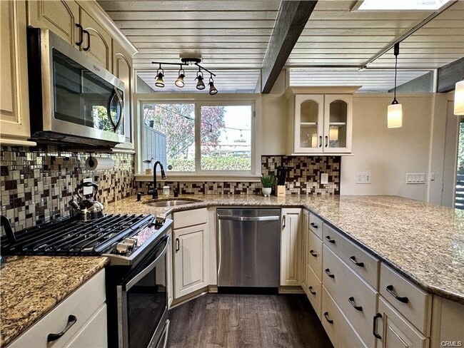 Building Photo - Fully furnished mid-century modern oasis located less than a mile