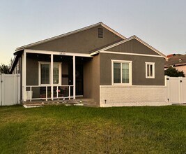 Building Photo - 3BD 2BA with a Pool