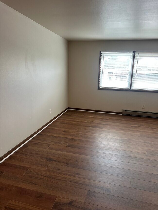 Building Photo - 1025 N Farnsworth Ave