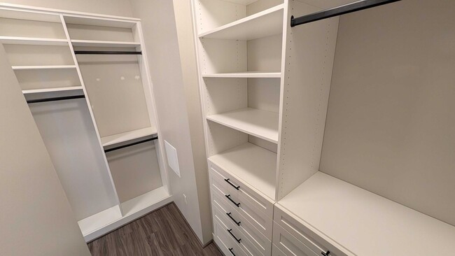 Building Photo - Bright 4-Bedroom Pet-Friendly Golf-Course ...