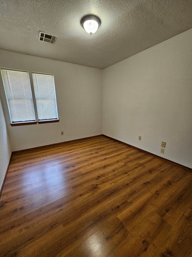 Building Photo - (3) Bed/(2) Bath in West Norman Available NOW! Sm Dog Negotiable.