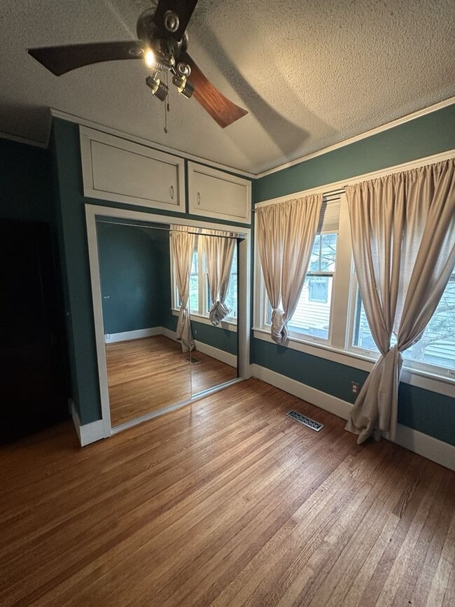 Building Photo - Available Now! 3 Bed 2 Bathroom with a Fenced Yard!