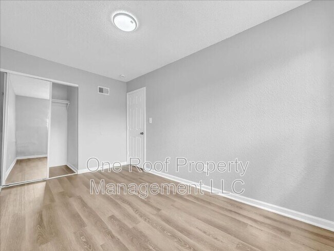 Building Photo - 2000 Chateau Dr