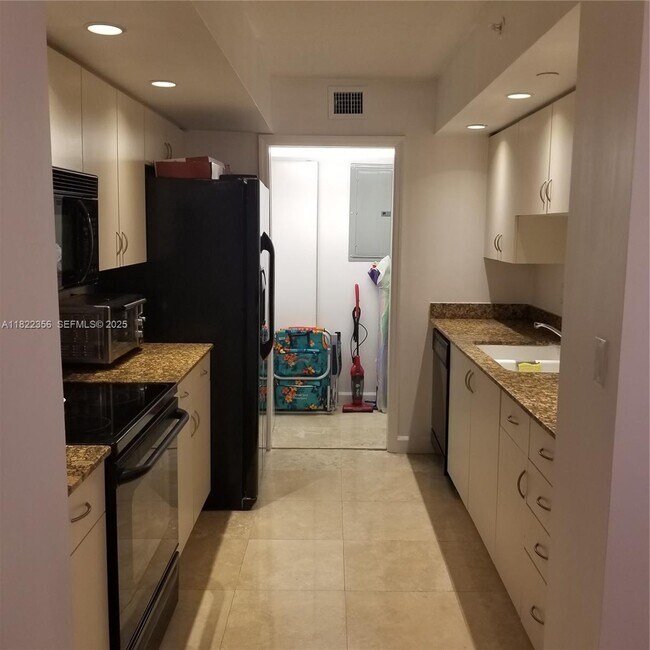 Building Photo - 6917 Collins Ave