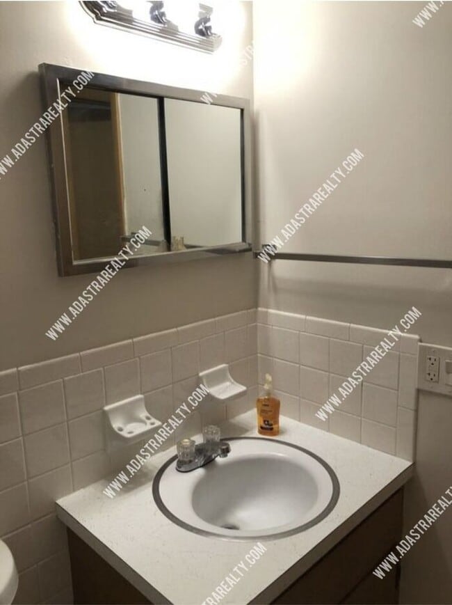 Building Photo - Beautiful Spacious Duplex in Paola-Available in MAY!!!