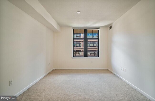 Building Photo - 1021 N Garfield St
