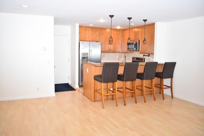 Building Photo - Flooring throughout 3 bd 2.5 ba Condo (San Diego, 92122)