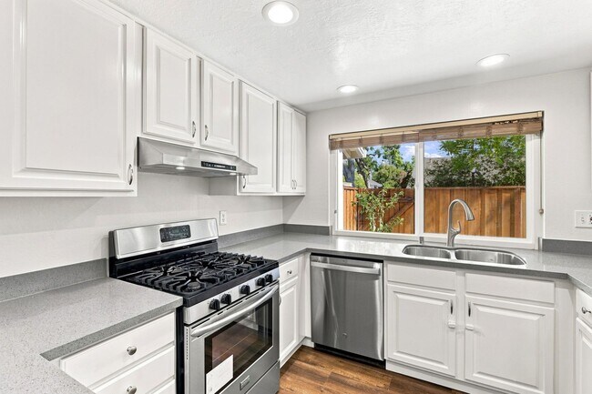 Building Photo - Northpoint Townhome
