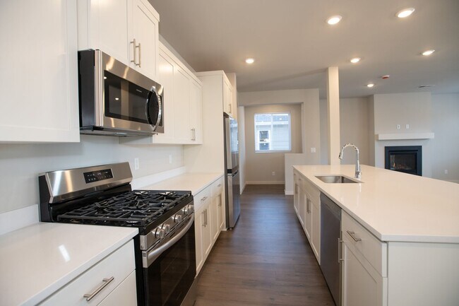 Building Photo - Spacious Like New 4 Bedroom Home!