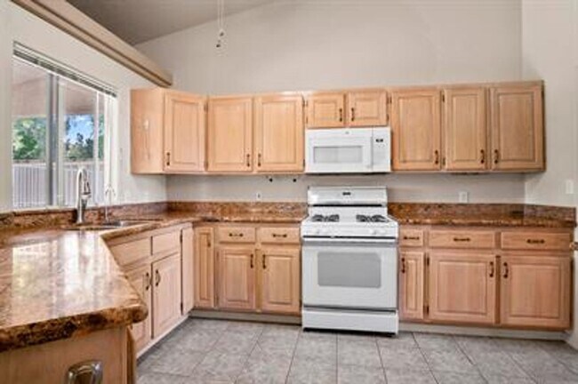 Building Photo - Bloomington Beauty!  6 month lease