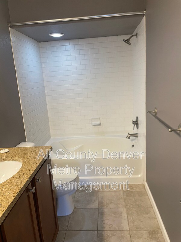 Building Photo - 5014 Everett St