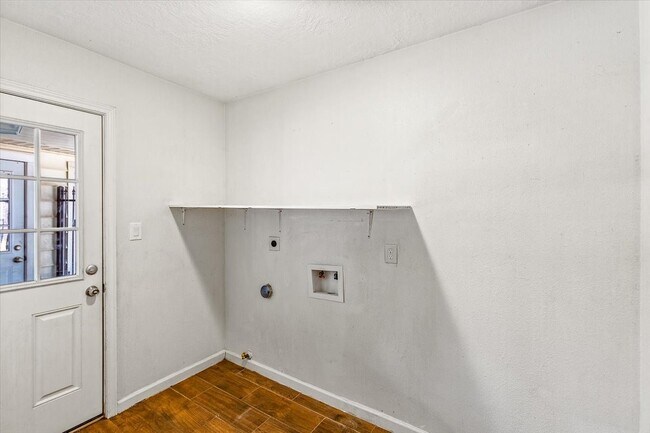 Building Photo - 751 Langwood Dr