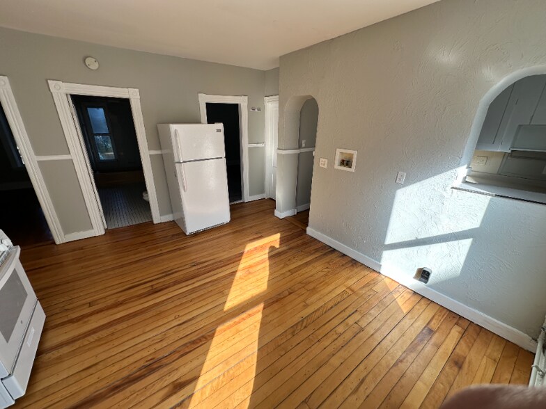 Building Photo - 62 Lakewood St