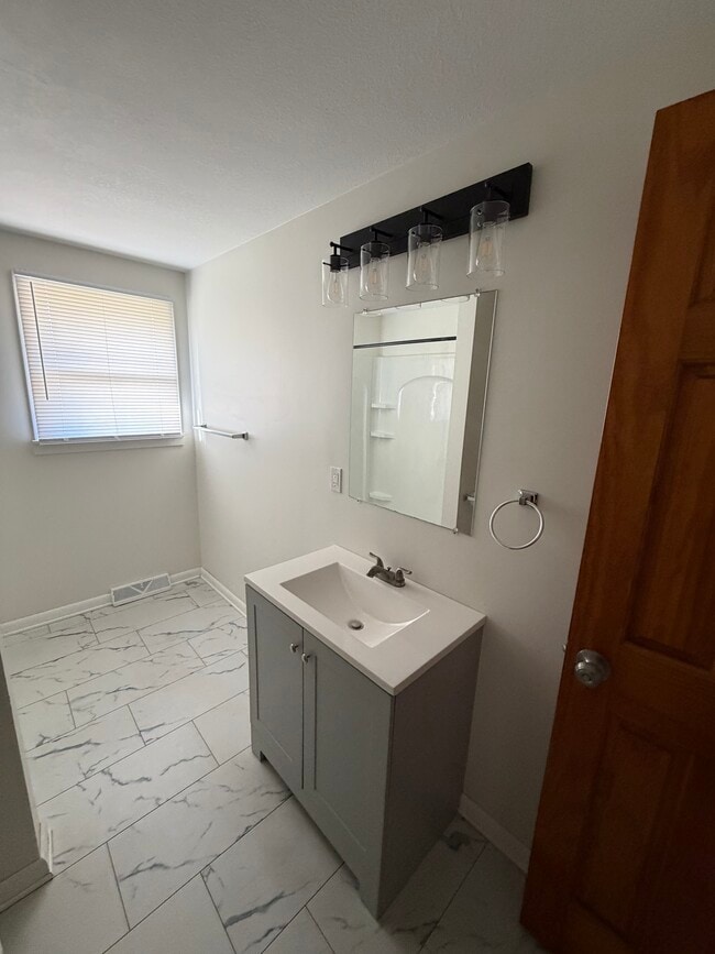 Building Photo - 8587 Caughdenoy Rd