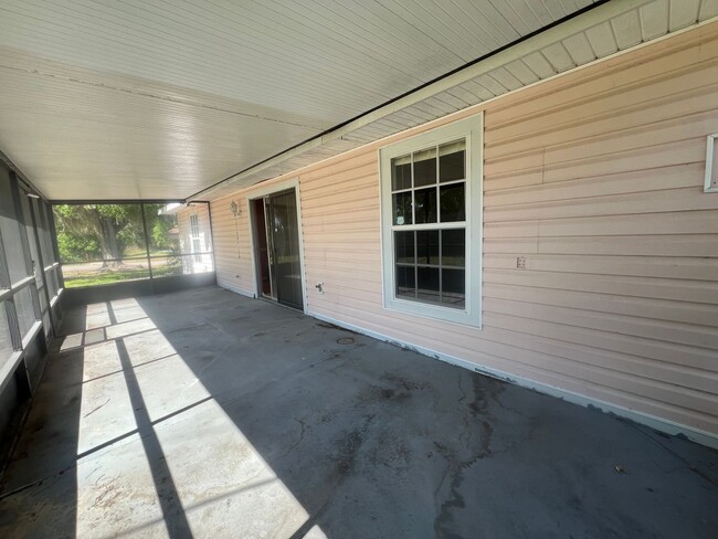 Building Photo - $1,695 ** Annual Lease ** 3 Bedroom / 2 Ba...