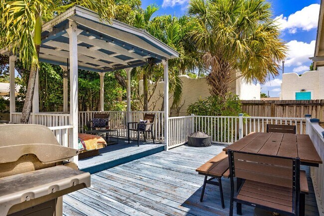 Building Photo - Charming 2-Bed With Backyard Oasis In West Palm Beach!