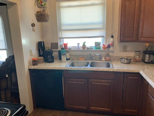 Building Photo - 2 BED with easy access to Downtown!