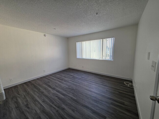 Interior Photo - 11702 York Avenue