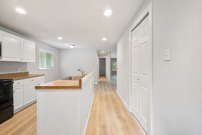 Building Photo - Secluded 3 bedroom, 1 bath house in the co...