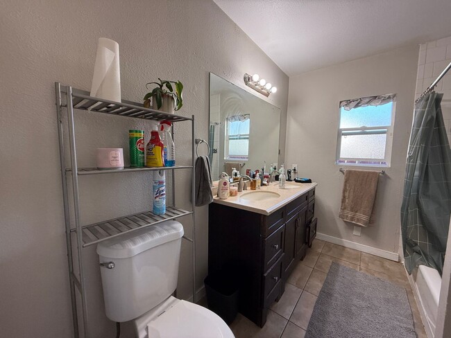 Building Photo - 7BD/4BA w/ Driveway Parking and Backyard!