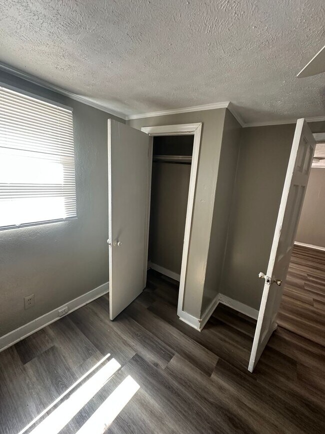 Building Photo - 2208 Roosevelt Dr