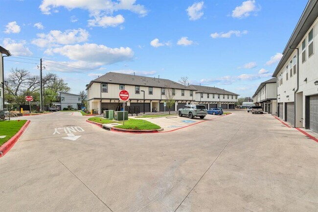 Building Photo - 200 W 56th St