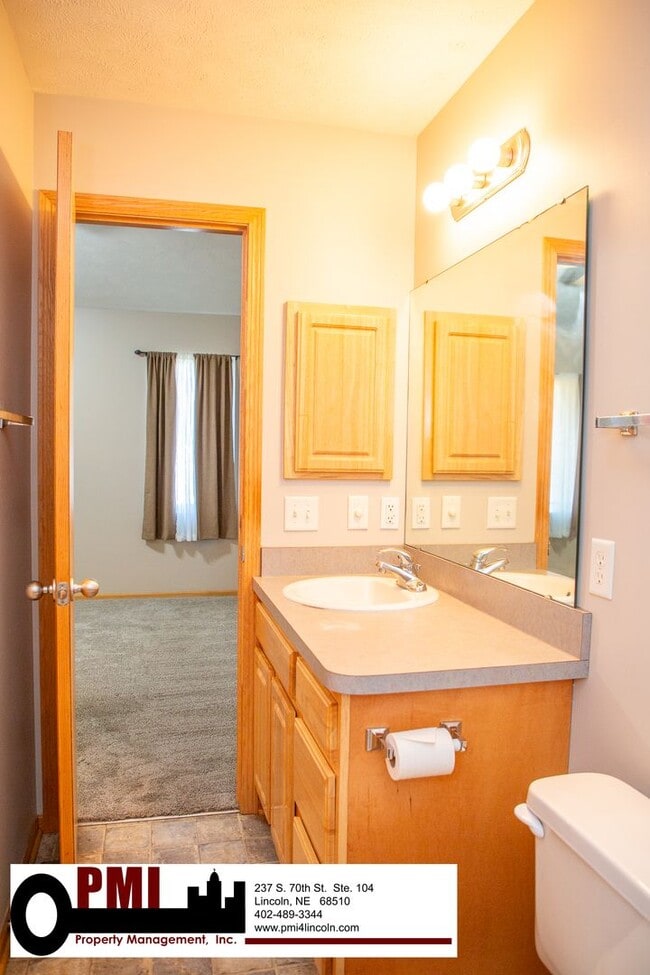 Building Photo - 3 Bedroom and 3 Bathroom Duplex. Available...
