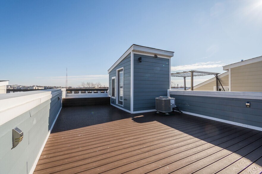 Building Photo - 2122 3rd St NE