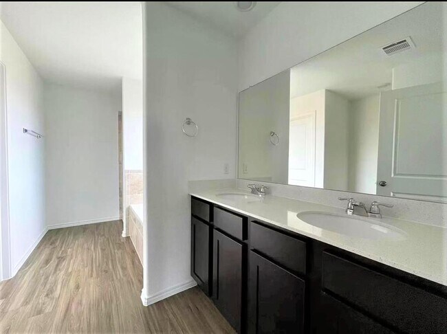 Building Photo - 1007 Wolseley Cv