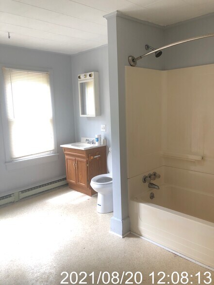 Large Bathroom - 234 W Willow St