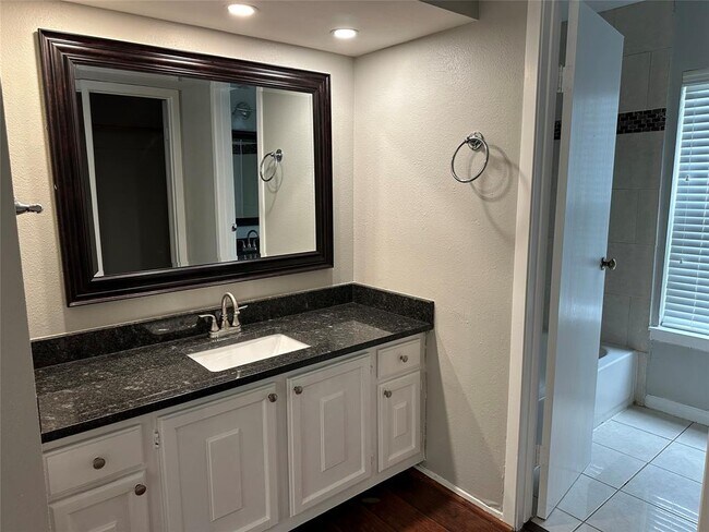 Building Photo - 3647 Palm Grove Dr