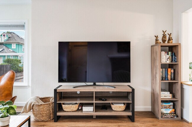 Building Photo - 2403 7th Ave W