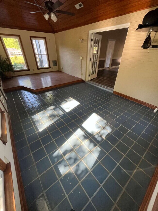 Building Photo - "Charming 3-Bedroom Retreat with Granite Elegance & Cozy Fireplace in Kernersville!"