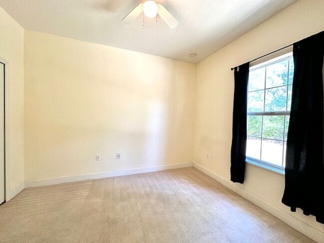 Building Photo - 4 Bedroom / 2 Bath Home in Royal Trails