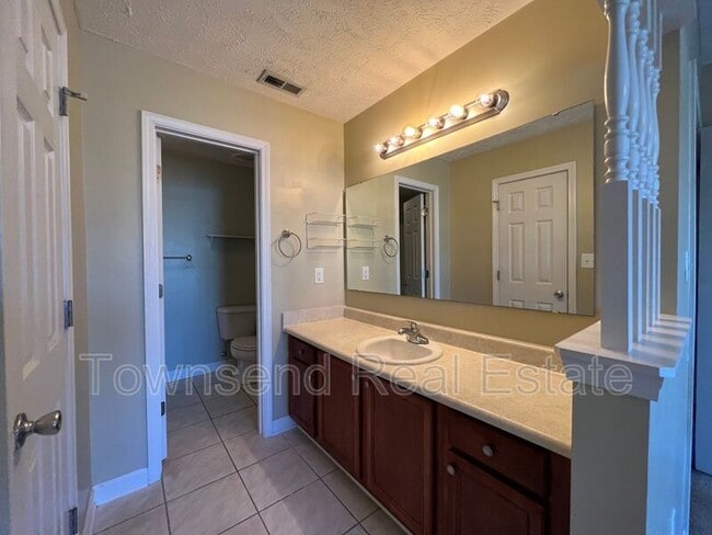 Building Photo - 1489 Mingary Ave